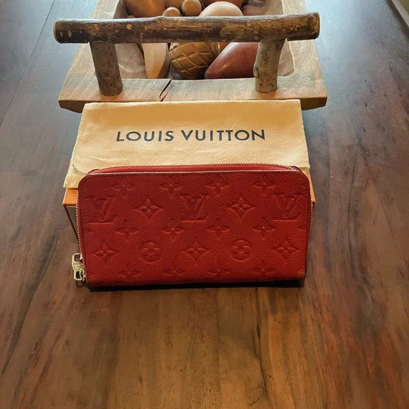 Louis Vuitton zip around Embossed Wallet in good used condition! - Picture 16 of 16
